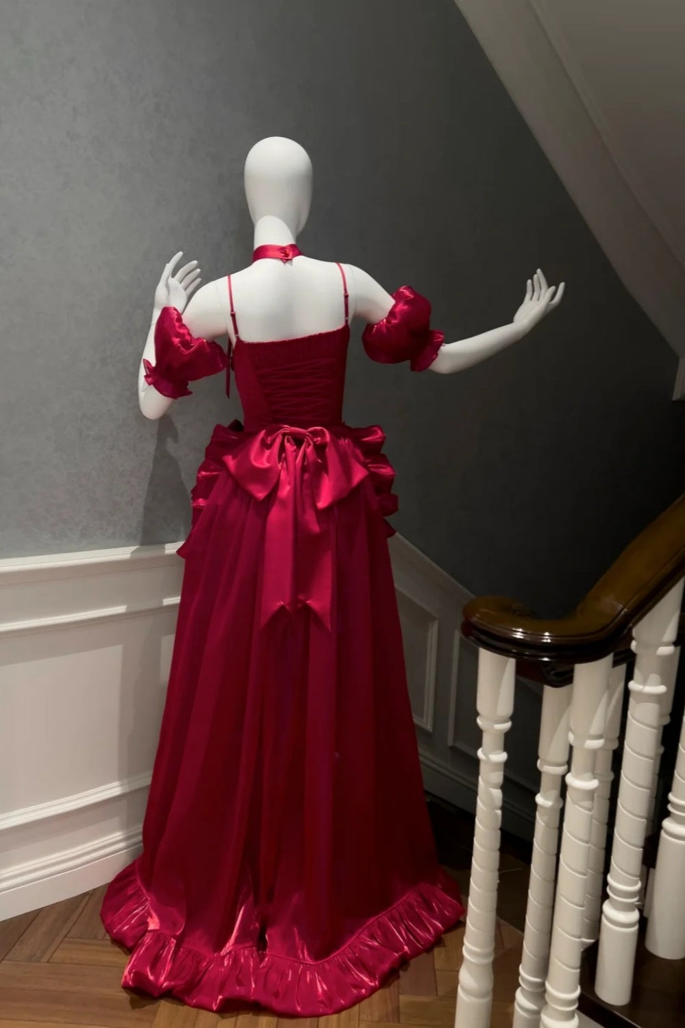 girlhomeshops-Burgunderrotes Satin-Spaghetti-Träger-Puffärmel-Schleppenkleid gh6383