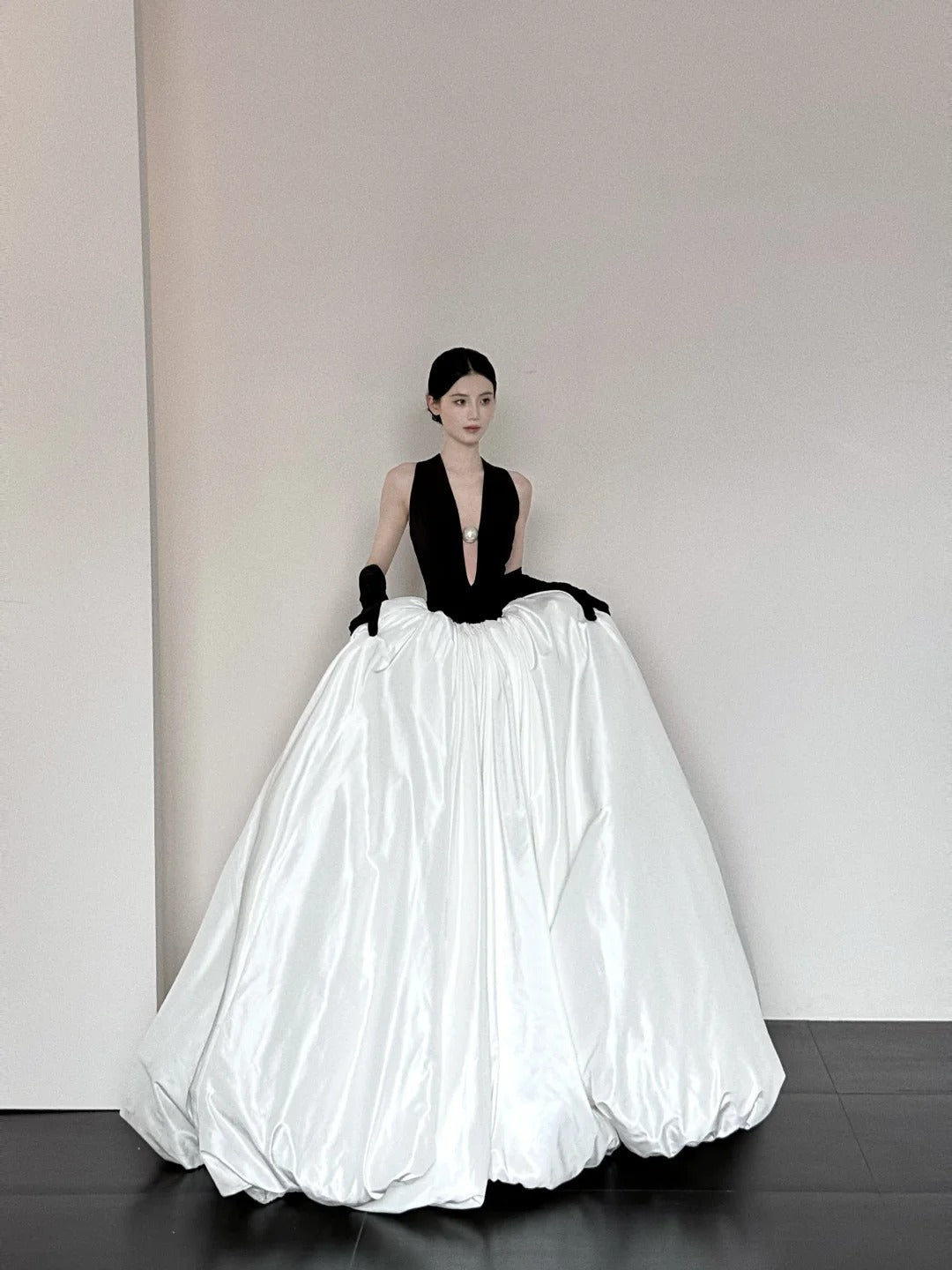 Robe de soirée longue en satin noir et blanc, élégante et à la mode, col en V, coupe trapèze, longueur au sol, robe de bal gh3732