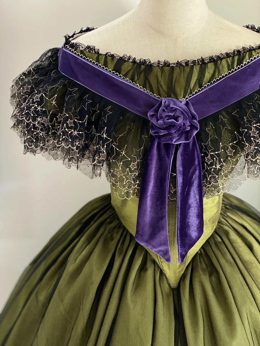 Robe de bal victorienne en satin vert olive à épaules dénudées : tissu satiné, garniture florale en velours, dentelle à motif d'étoiles, silhouette rétro, robe de soirée gh6734