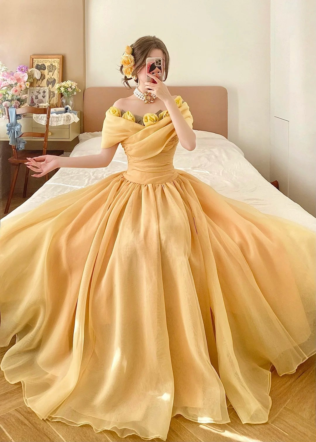 Cremefarbenes, gelbes Organza-Ballkleid in Bodenlänge mit schulterfreiem Ausschnitt und 3D-Rosenapplikation im viktorianischen Stil (gh6736)