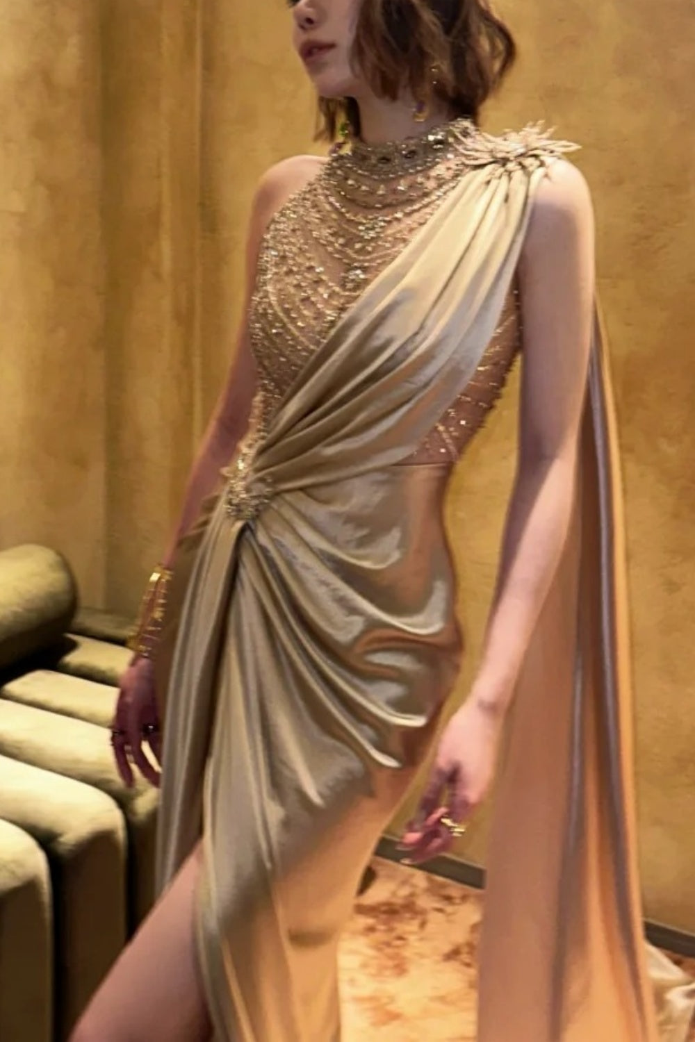 girlhomeshops-Hochgeschlitztes, vergoldetes One-Shoulder-Kleid, glänzende Perlen entfesseln sexy Charme gh5897