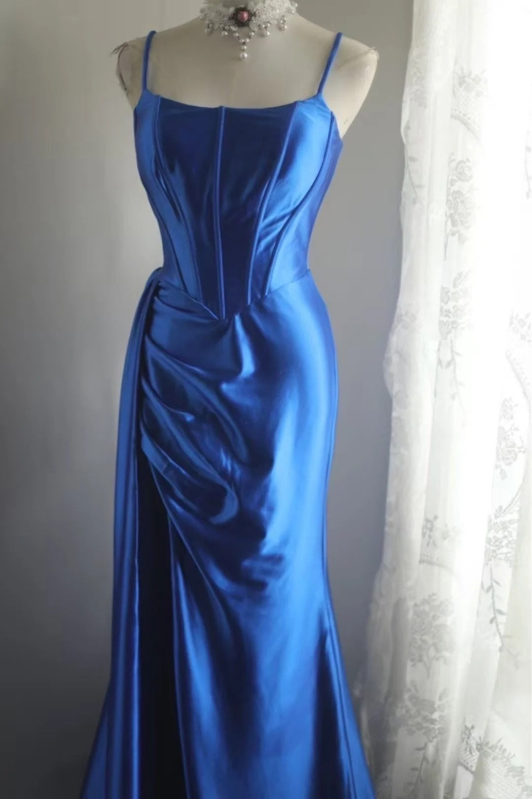 girlhomeshops-Ärmelloses königsblaues Meerjungfrauenkleid aus Satin, elegantes Retro-Abendkleid in schmaler Passform und bodenlang, gh5828