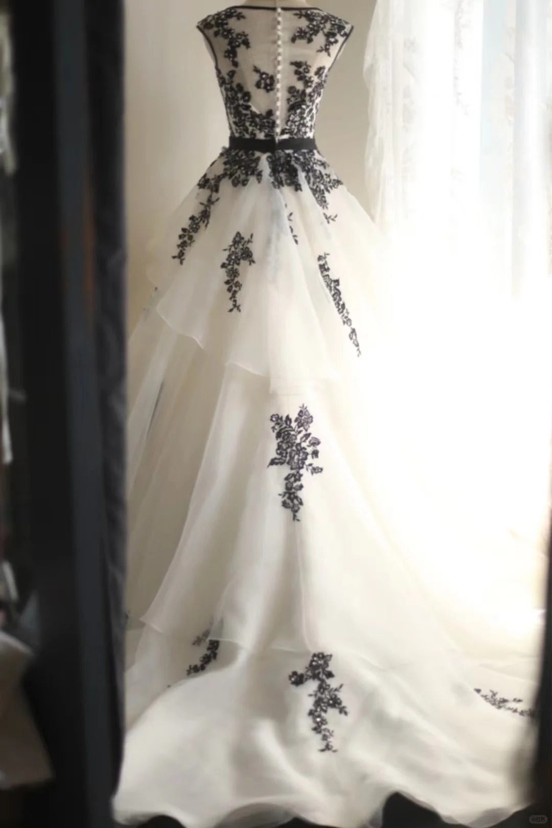 Schwarzes Schwanen-Spitzen-Blumen-Lang-Tüll-Prinzessin-Ballkleid-Abendkleid-Brautkleid gh4324
