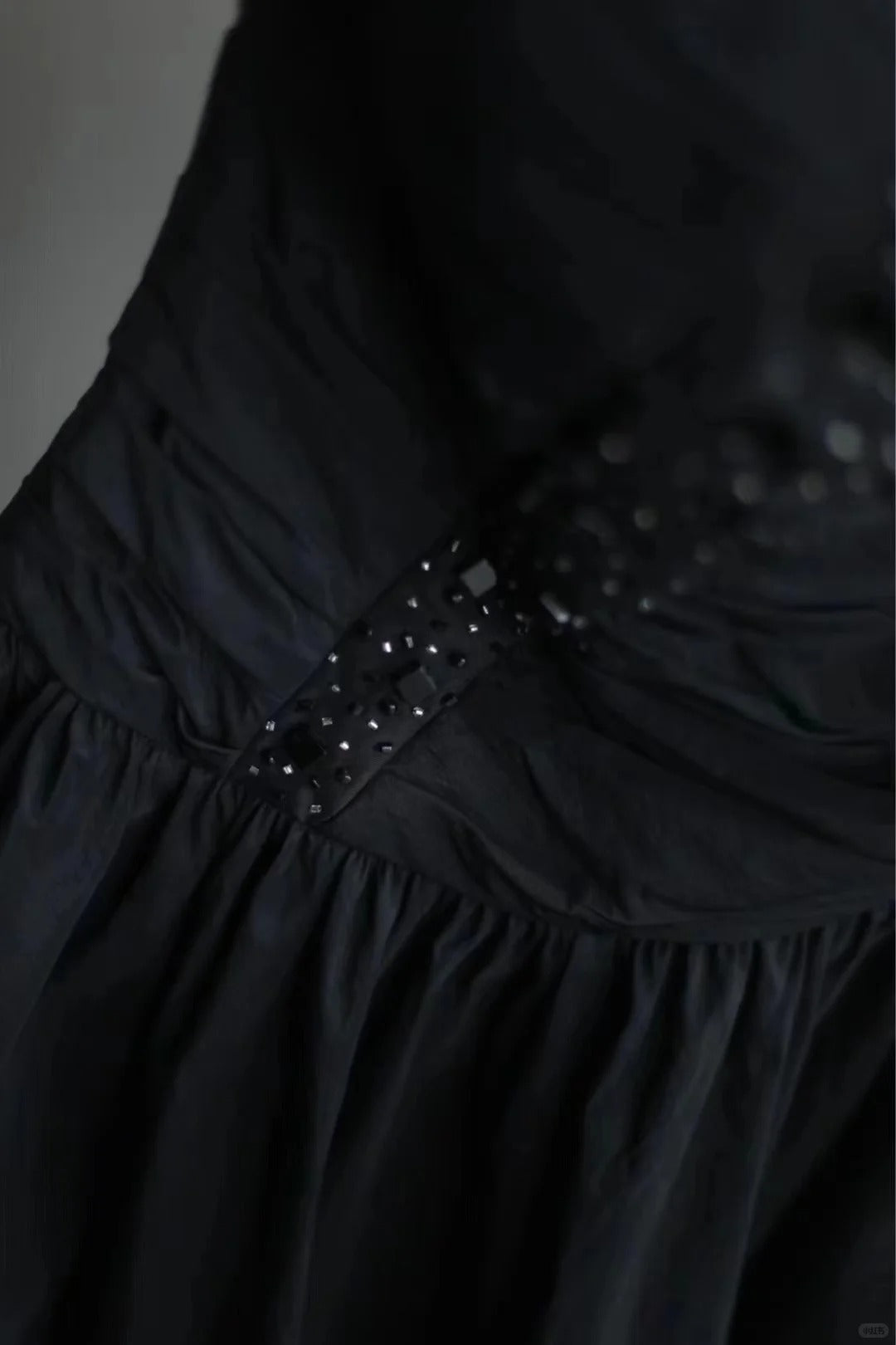 Vintage Kleines Schwarzes Kleid Taft Kurzes Homecoming Kleid Satin Herzförmiger Ausschnitt Unregelmäßiges Plissee-Design Handbestickt gh4375