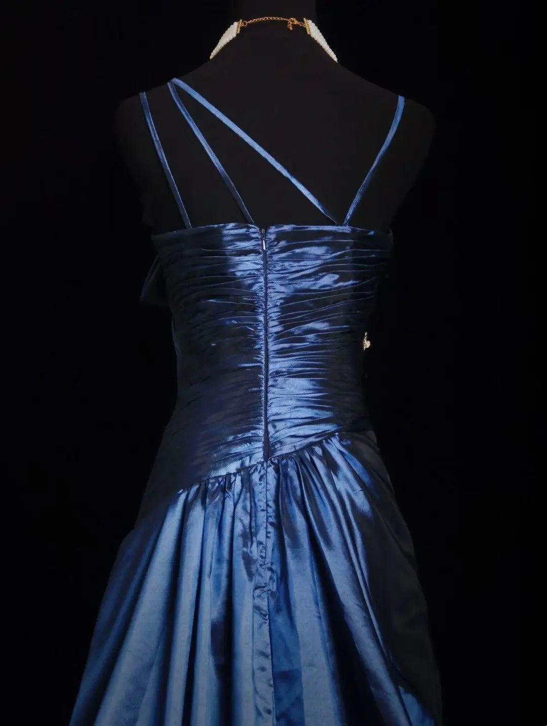 girlhomeshops - Robe de soirée longue en satin bleu marine à fines bretelles et sequins ornée d'un grand nœud (gh6305)