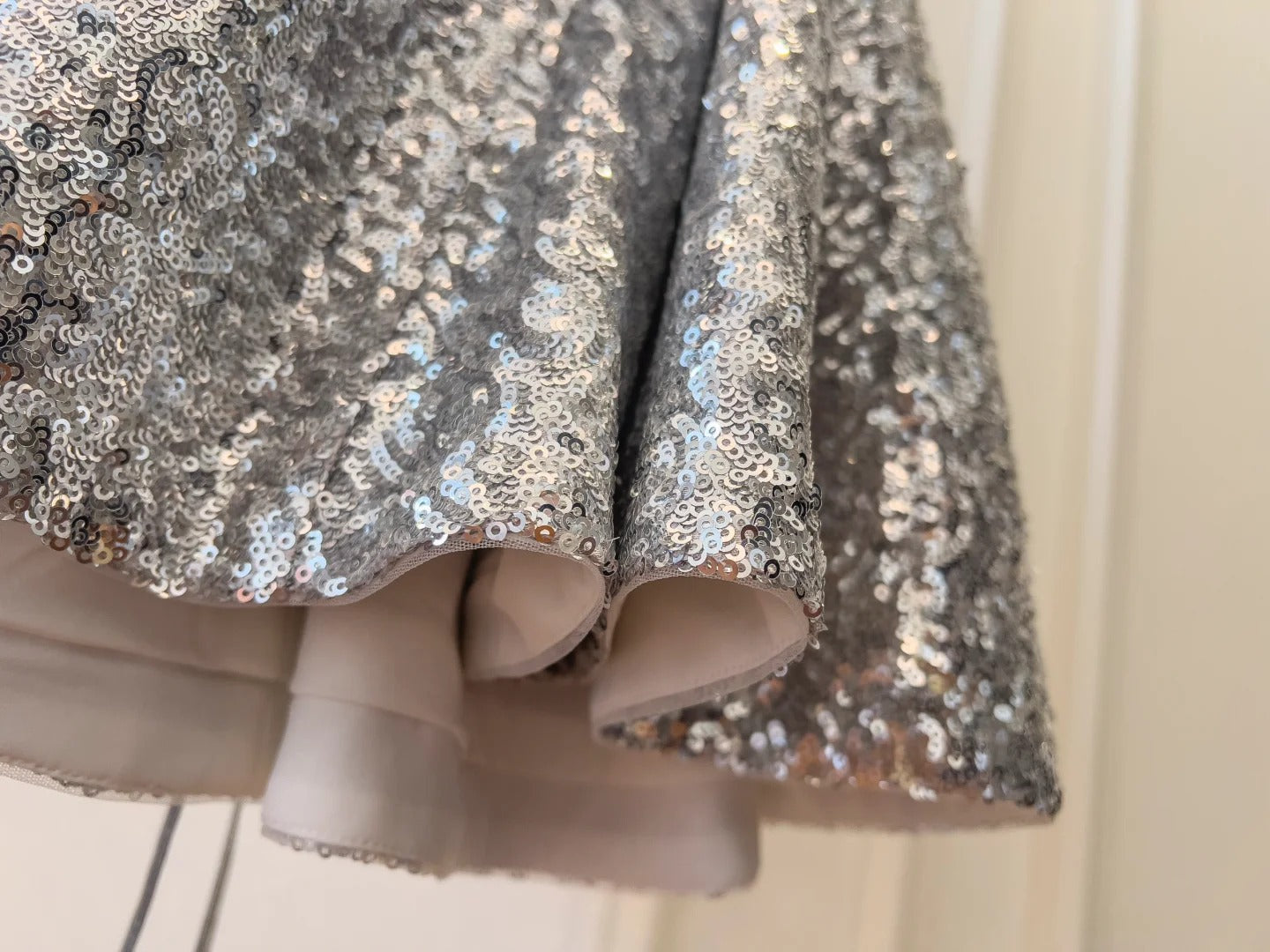 Silbernes glänzendes Nischen-Vintage-Kleid, kurzes Pailletten-Heimkehrkleid, Geburtstags-Cocktailpartykleid, gh4306