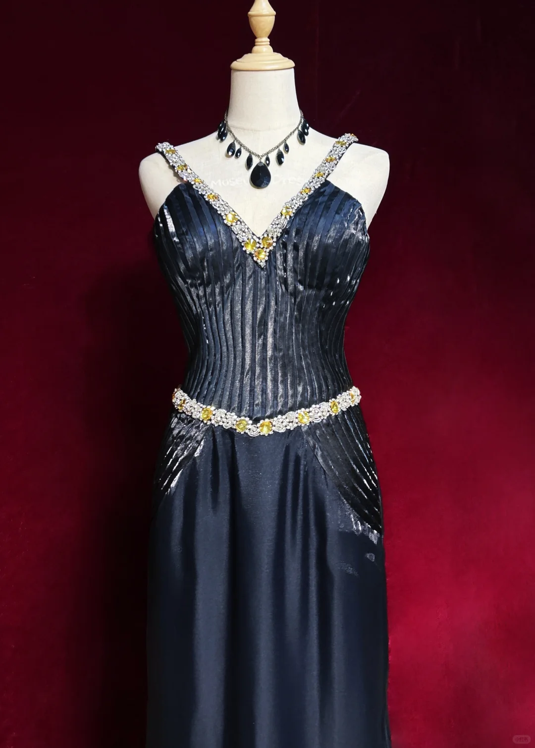 V Neck Navy Blue Long Formal Gown Spaghetti Straps Rhinestone Trim Pleated Bodice for Prom gh9541