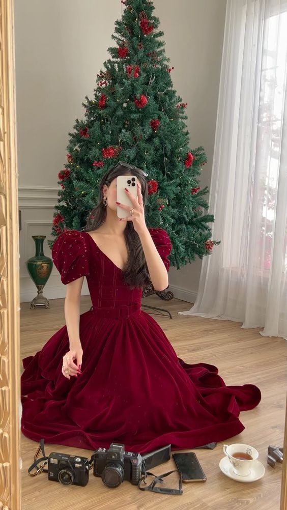 Burgunderrotes Samtkleid mit V-Ausschnitt, kurzen Puffärmeln, Perlenbesetzt, A-Linie, bodenlang, Ballkleid, Abendkleid, Weihnachtspartykleid gh3042