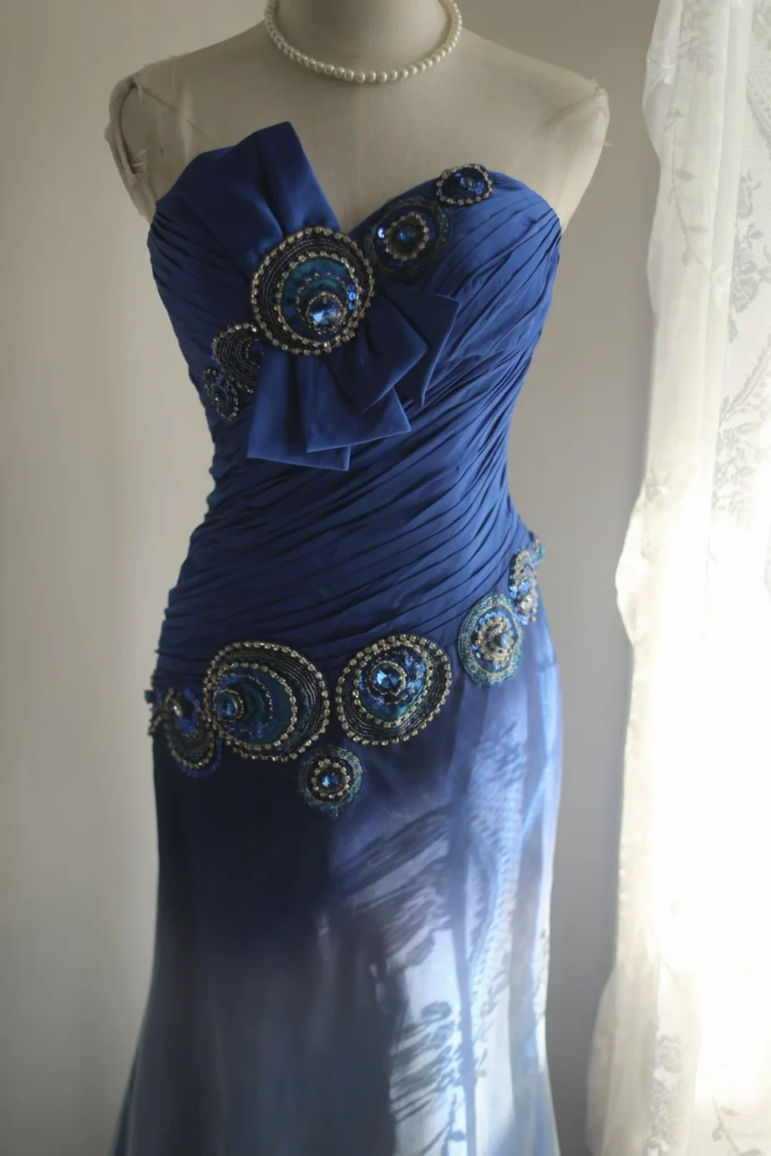 Strapless Navy Ombre Mermaid Evening Gown, Draped Bodice Large Bow Peacock‑Motif Beaded Sequin Appliqué Gradient Tulle Formal Prom Dress gh9119