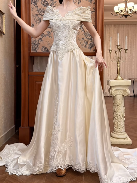 Cream‑Gold Vintage Satin Wedding Gown, V‑Neck Off‑The‑Shoulder Fold‑Over Cape Short Sleeves, Ornate Lace Appliqué Embroidery Bodice, Pointed Waist, A‑Line Long Train With Lace Hem, Prom Dress gh8640