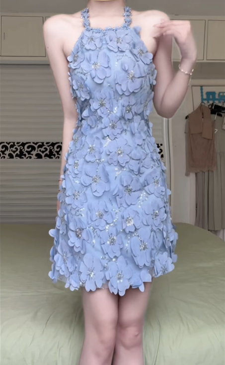 Charming Dusty Blue Halter Neck Short Homecoming Dress Sleeveless Cold‑Shoulder 3D Fabric Floral Appliques Rhinestone Detail Fitted A‑Line Mini Cocktail Gown for Prom Birthday Party Photoshoot gh8955