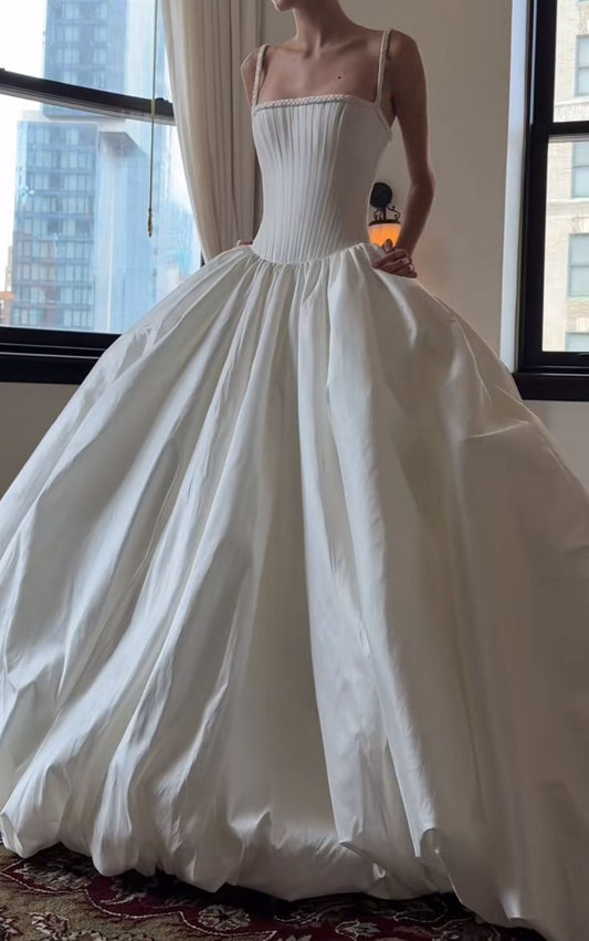 Robe de princesse vintage à fines bretelles et sans manches | Robe de bal maxi en satin cintrée à la taille, idéale pour un mariage, des fiançailles ou une soirée de gala (gh6419)