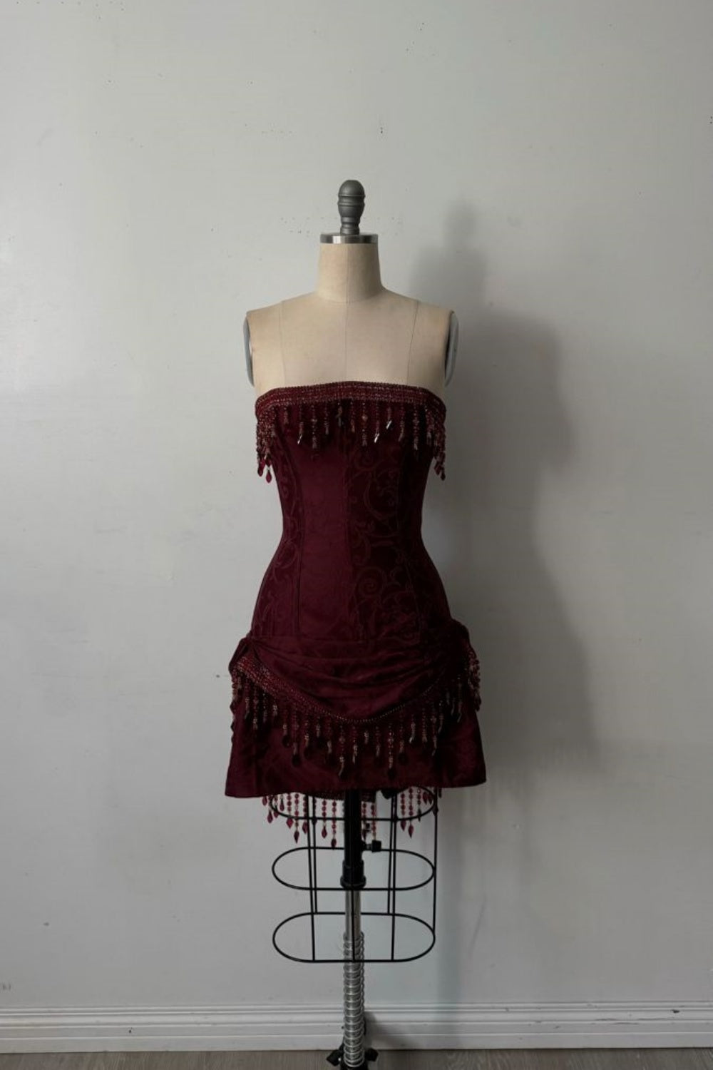 Robe courte bordeaux en satin ornée de perles, idéale pour une fête d'anniversaire (gh6875)