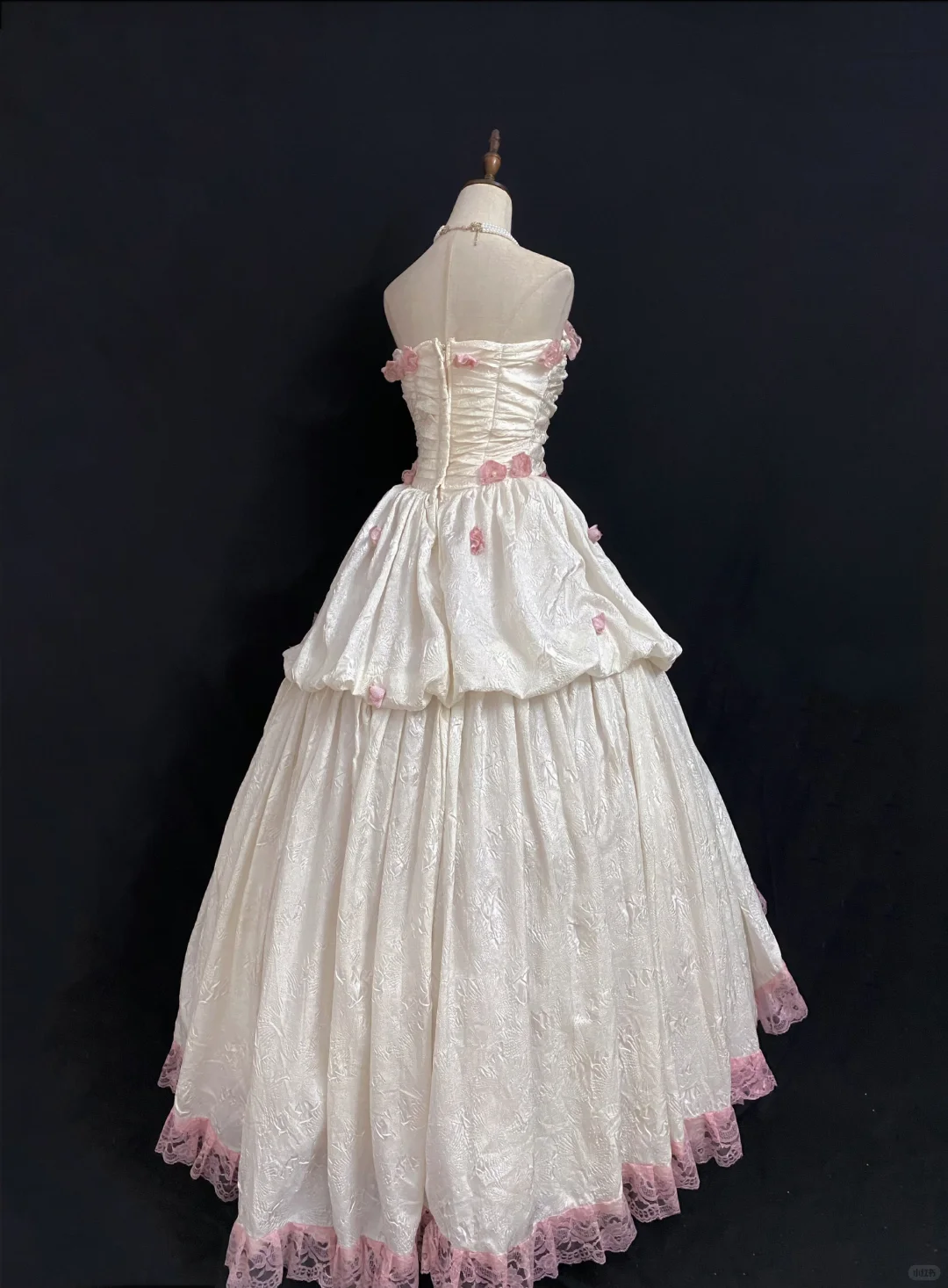 Off-White Strapless Romantic Wedding Dress with Pink Roses, Vintage Cinched Waist, Voluminous Princess Skirt gh8319