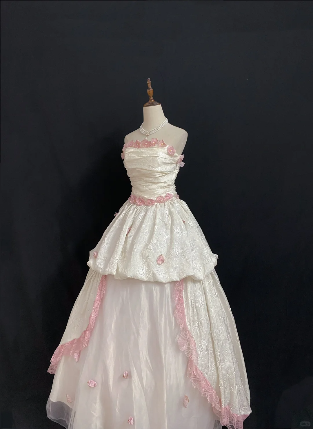 Off-White Strapless Romantic Wedding Dress with Pink Roses, Vintage Cinched Waist, Voluminous Princess Skirt gh8319