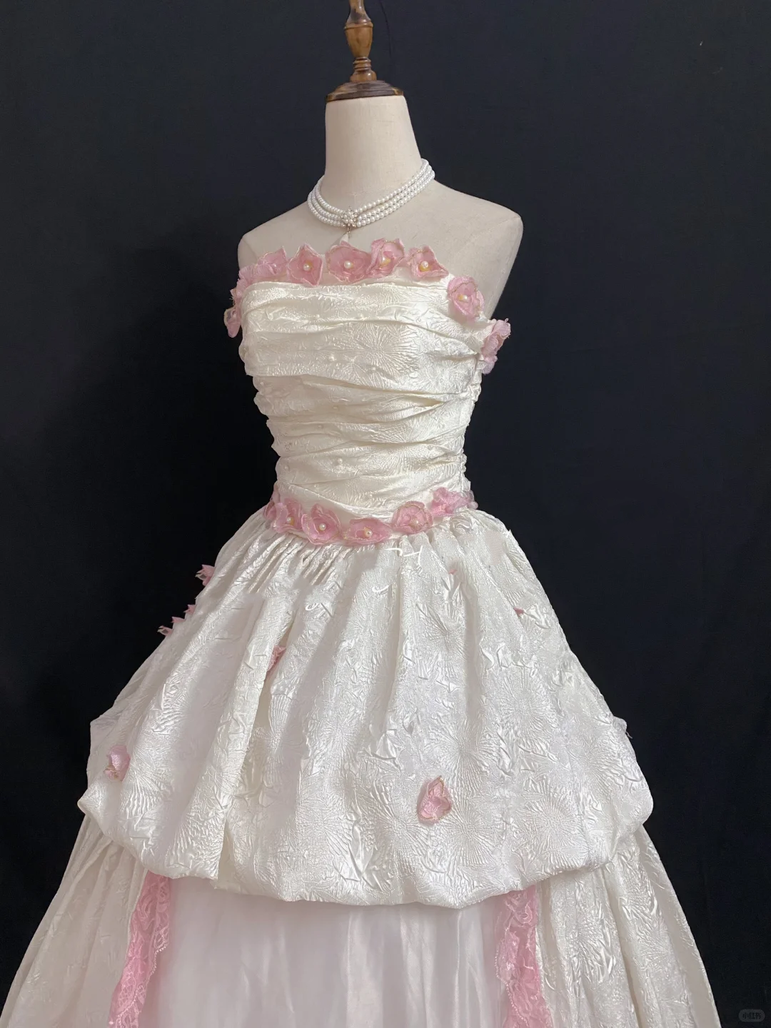 Off-White Strapless Romantic Wedding Dress with Pink Roses, Vintage Cinched Waist, Voluminous Princess Skirt gh8319