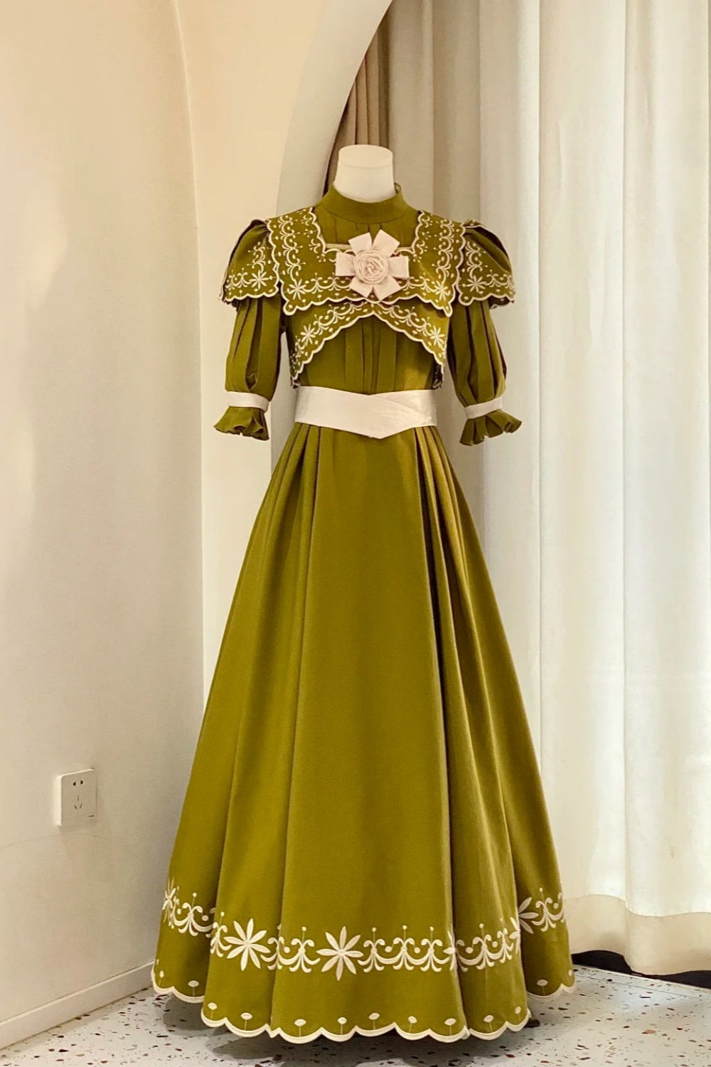 Olivgrünes, bodenlanges Spitzenkleid im viktorianischen Stil für Teepartys · Retro-Partykleid gh6737