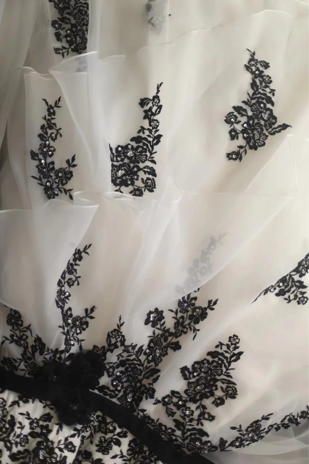 Schwarzes Schwanen-Spitzen-Blumen-Lang-Tüll-Prinzessin-Ballkleid-Abendkleid-Brautkleid gh4324