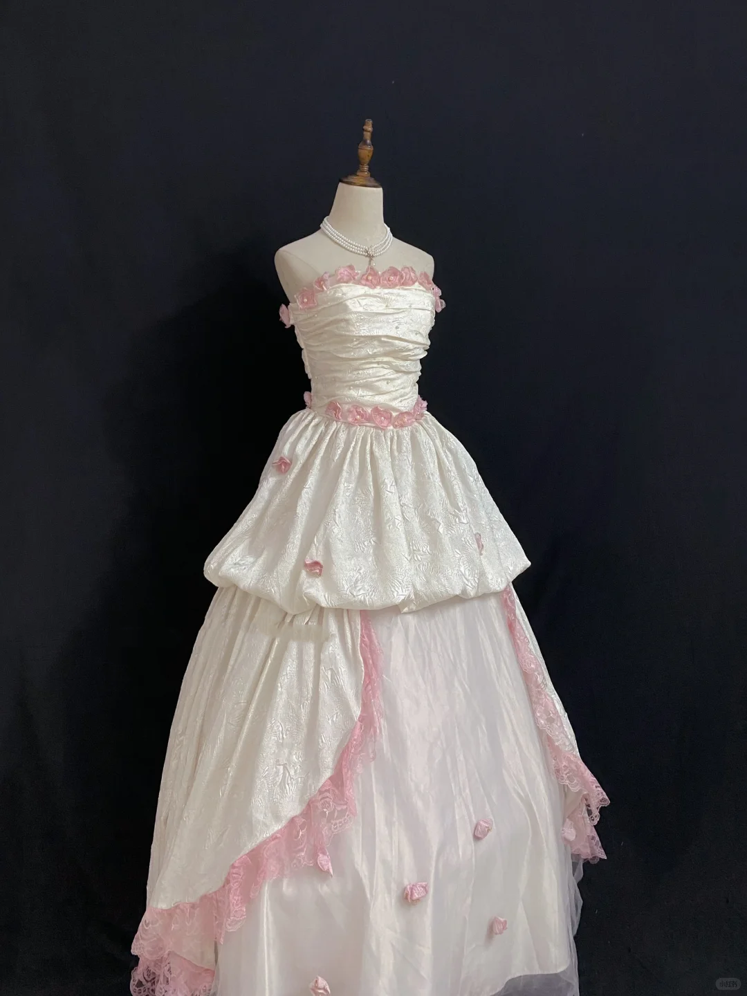 Off-White Strapless Romantic Wedding Dress with Pink Roses, Vintage Cinched Waist, Voluminous Princess Skirt gh8319