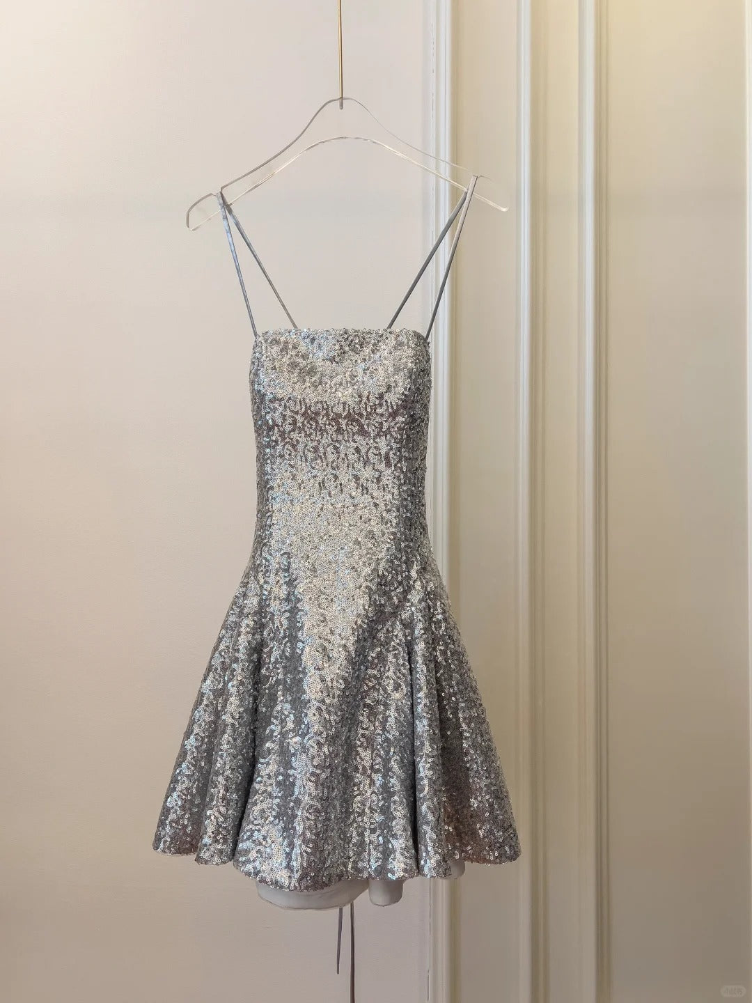 Silbernes glänzendes Nischen-Vintage-Kleid, kurzes Pailletten-Heimkehrkleid, Geburtstags-Cocktailpartykleid, gh4306