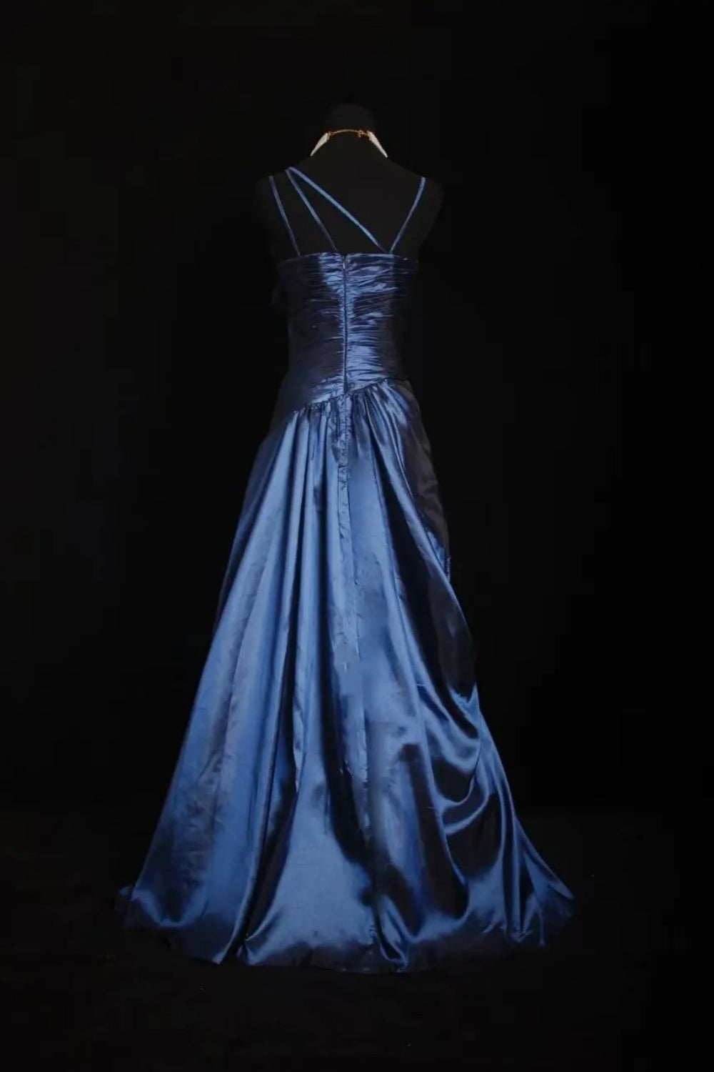 girlhomeshops - Robe de soirée longue en satin bleu marine à fines bretelles et sequins ornée d'un grand nœud (gh6305)