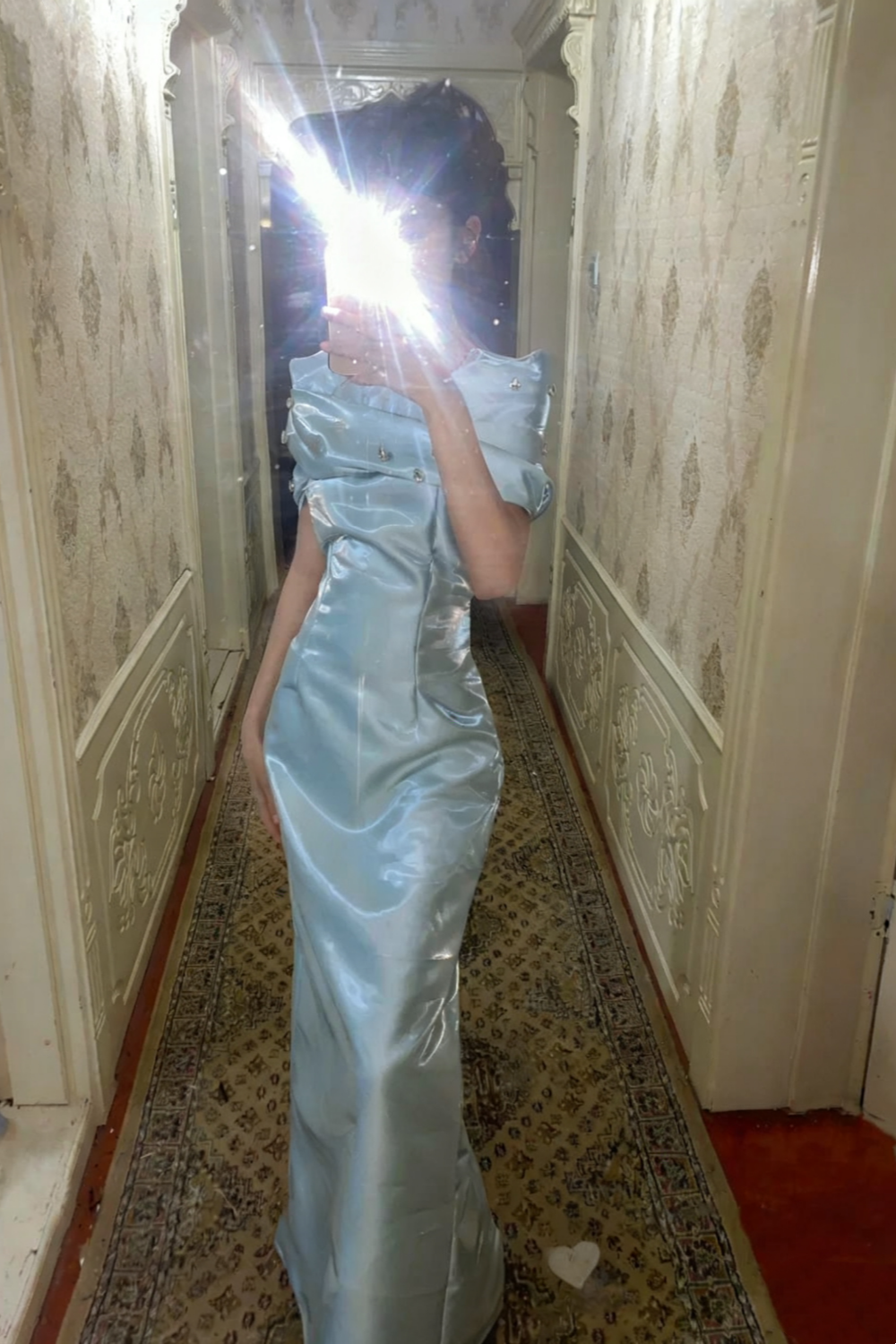 girlhomeshops-Hellblaues Satin-Diamantkleid mit Nieten, elegante Linien zeigen leichte, luxuriöse Textur gh5900