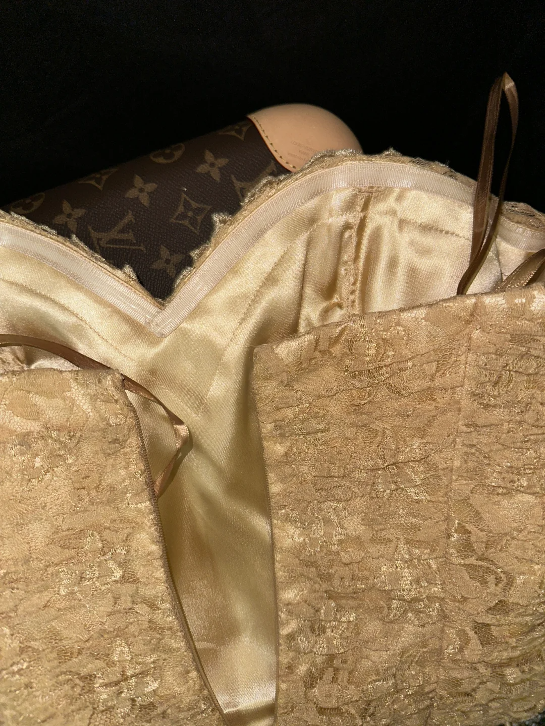 Robe de soirée courte en dentelle champagne avec appliques et perles gh4389