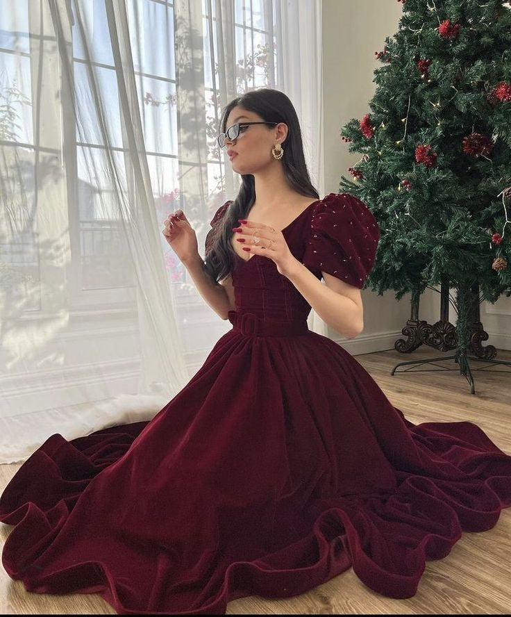 Burgunderrotes Samtkleid mit V-Ausschnitt, kurzen Puffärmeln, Perlenbesetzt, A-Linie, bodenlang, Ballkleid, Abendkleid, Weihnachtspartykleid gh3042
