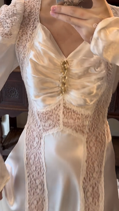 Off‑White Vintage Long‑Sleeve Satin Wedding Gown, V‑Neck Ruched Lace Trim A‑Line Train Bridal Dress gh9062