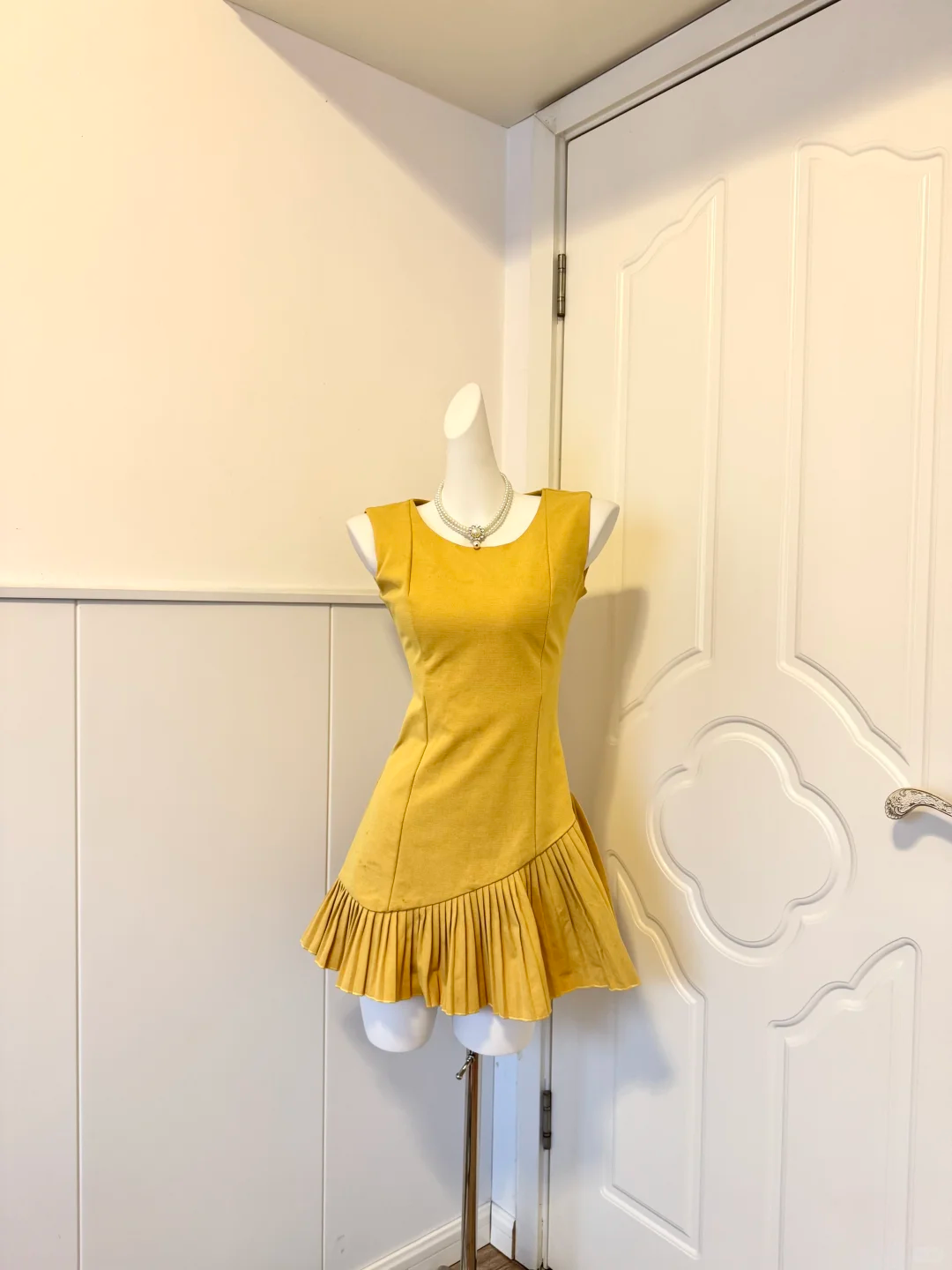 Mustard Yellow Homecoming Dress Sleeveless Round Neck Asymmetrical Pleated Hem Cocktail Gown gh9371