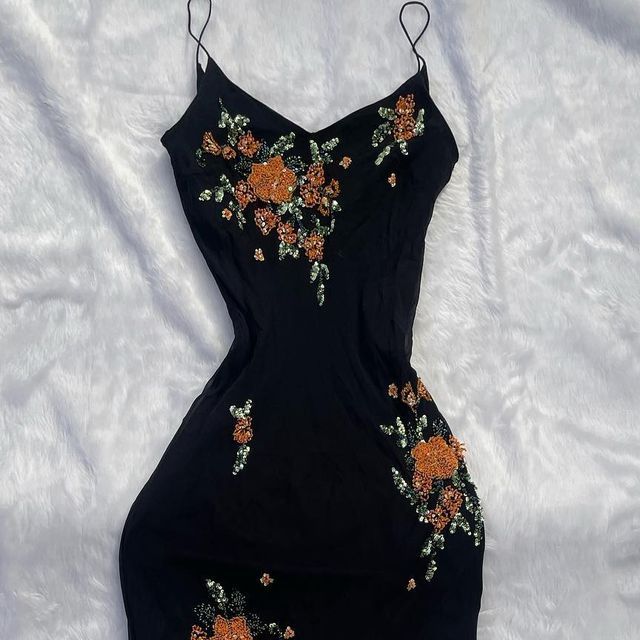 Schwarzes, glänzendes, elegantes Spaghettiträger-Abendkleid mit orangefarbener Blumenstickerei und schmaler Passform im Meerjungfrau-Stil aus Chiffon im Ballkleid-Stil gh3361