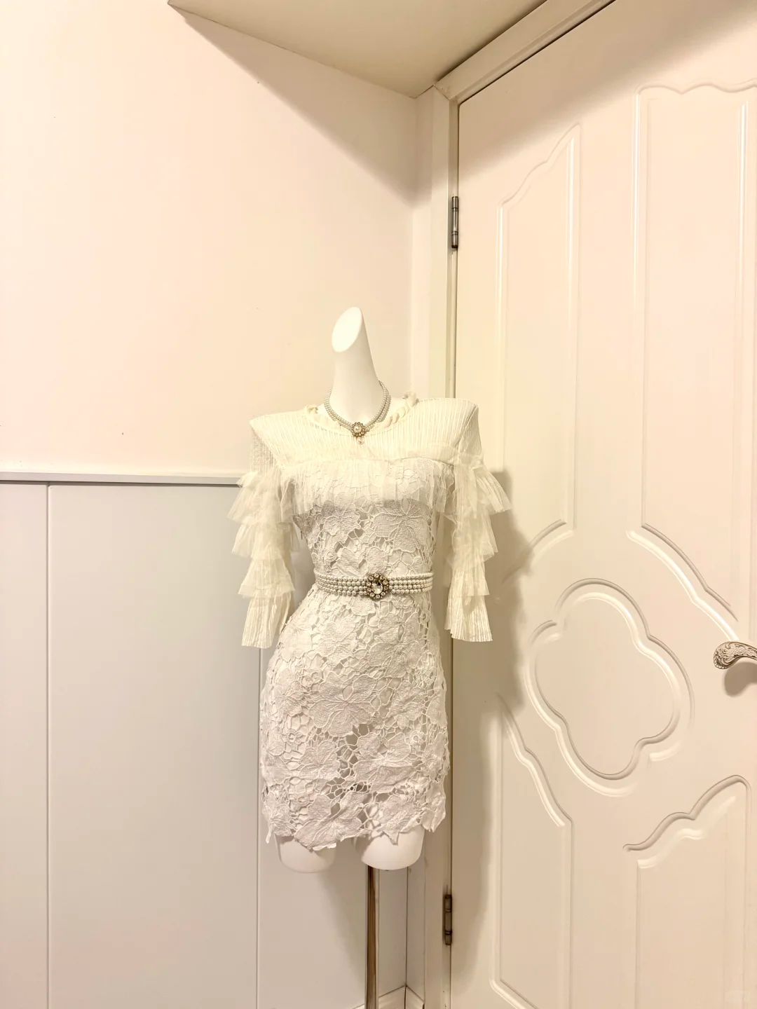 White Off‑Shoulder Tiered‑Ruffle‑Sleeve Floral‑Lace Sheath Short Homecoming Party Dress gh9255