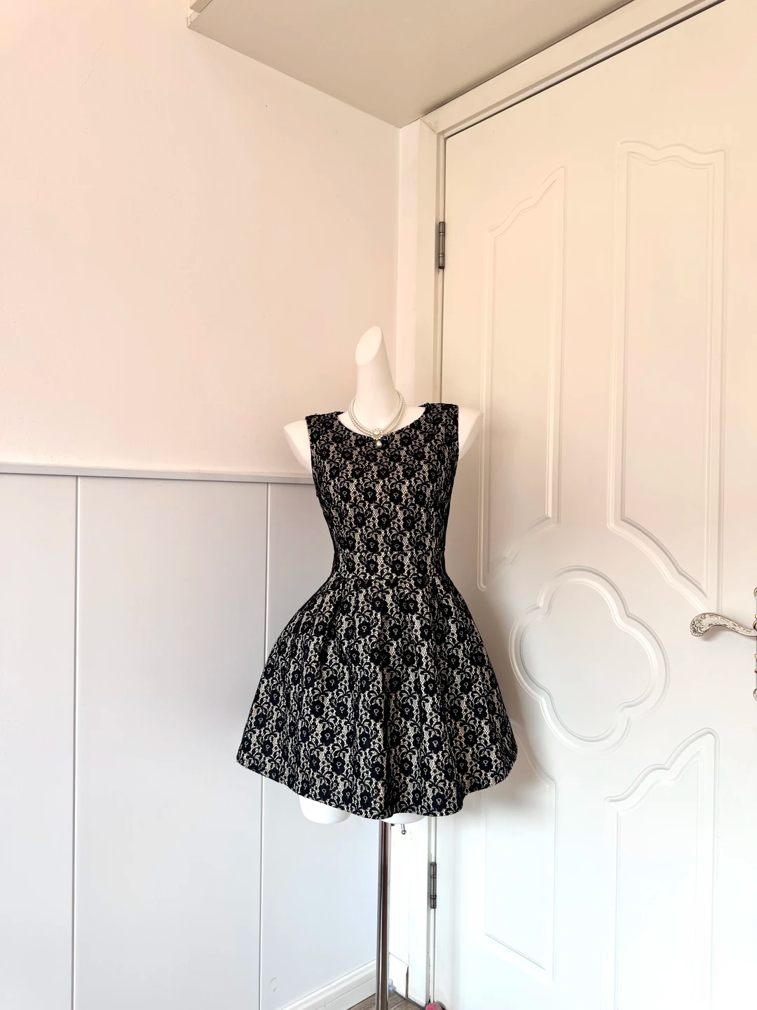 Black Floral Jacquard Lace Short Cocktail Dress, Sleeveless Round Neck High‑Waist A‑Line Homecoming Gown gh9148