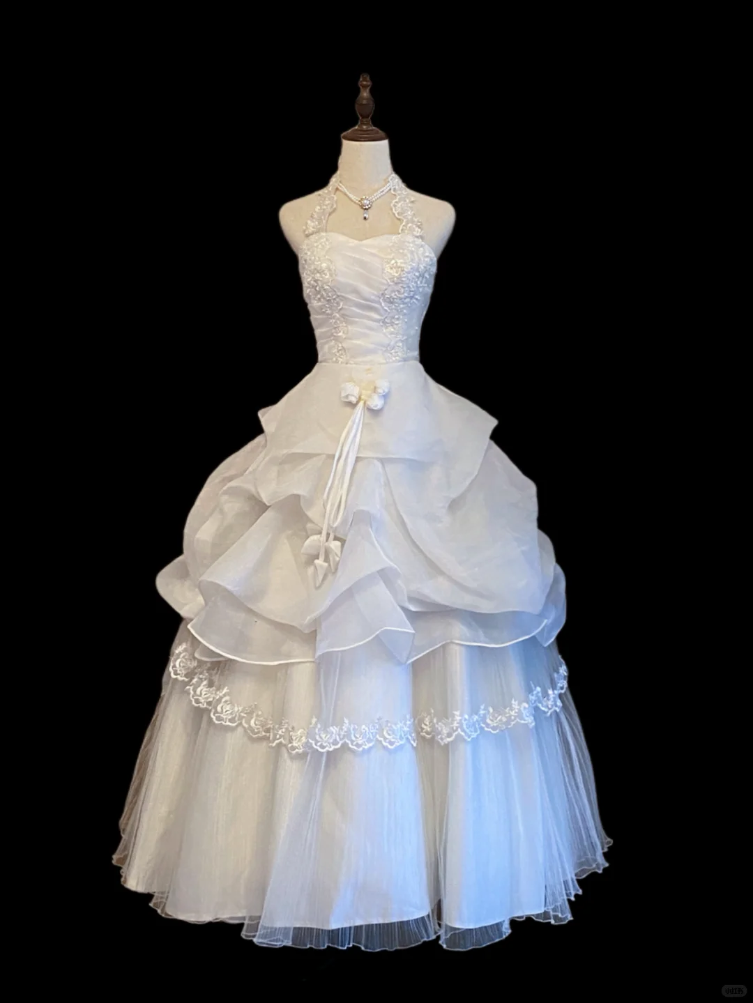 Vintage Halter Wedding Gown, Sweetheart Neck, Floral Lace Applique Ruched Bodice, Waist Bow Sash, Multi‑Layer Ruffled Ballgown Skirt, Lace Hem Trim, Bridal Prom Dress gh8903