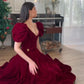 Burgunderrotes Samtkleid mit V-Ausschnitt, kurzen Puffärmeln, Perlenbesetzt, A-Linie, bodenlang, Ballkleid, Abendkleid, Weihnachtspartykleid gh3042