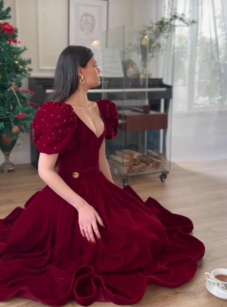 Burgunderrotes Samtkleid mit V-Ausschnitt, kurzen Puffärmeln, Perlenbesetzt, A-Linie, bodenlang, Ballkleid, Abendkleid, Weihnachtspartykleid gh3042