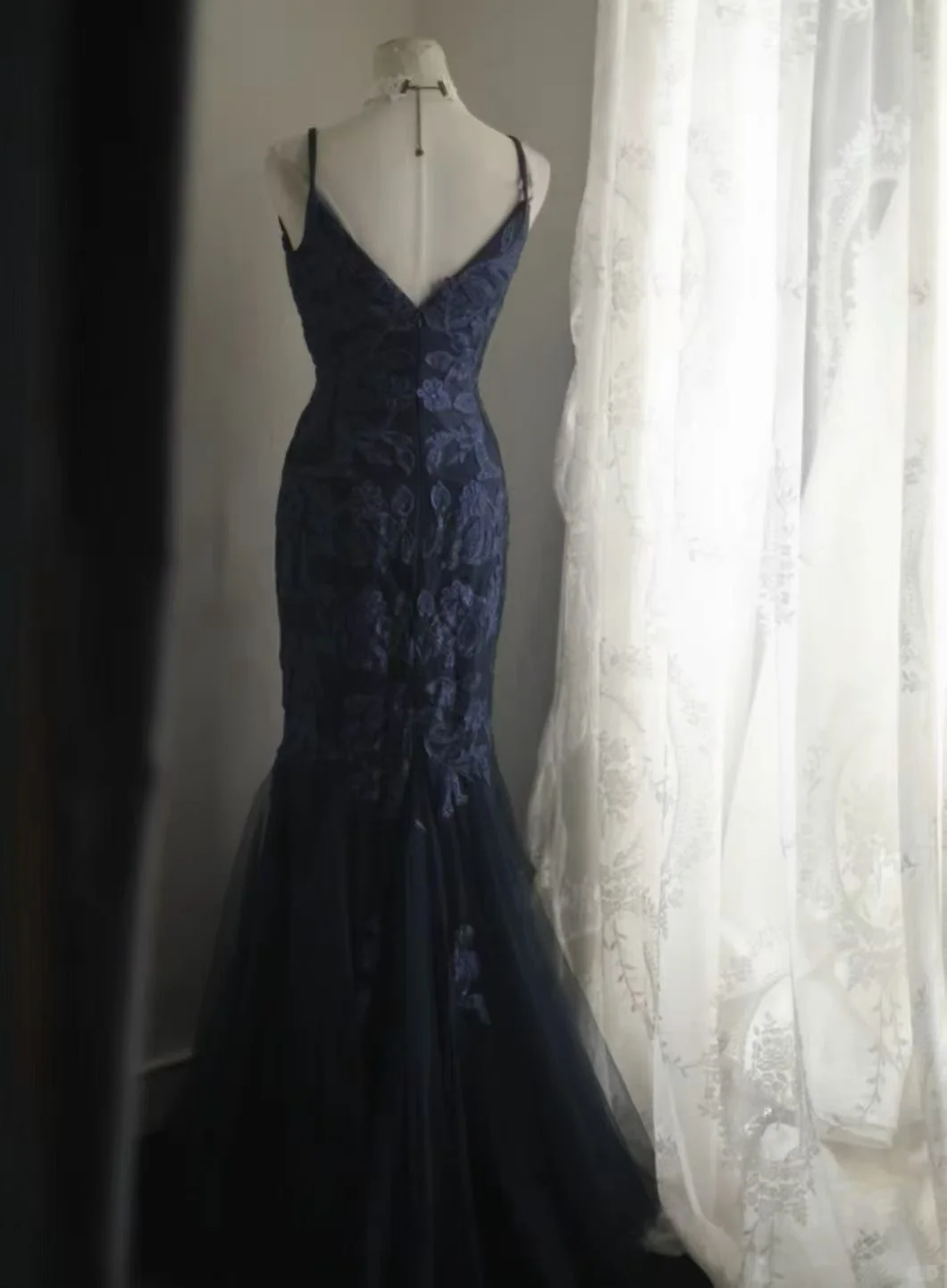 Navy V‑Neck Spaghetti Strap Mermaid Evening Gown, Floral Lace Sequin Applique Tulle Train Formal Prom Dress gh9121