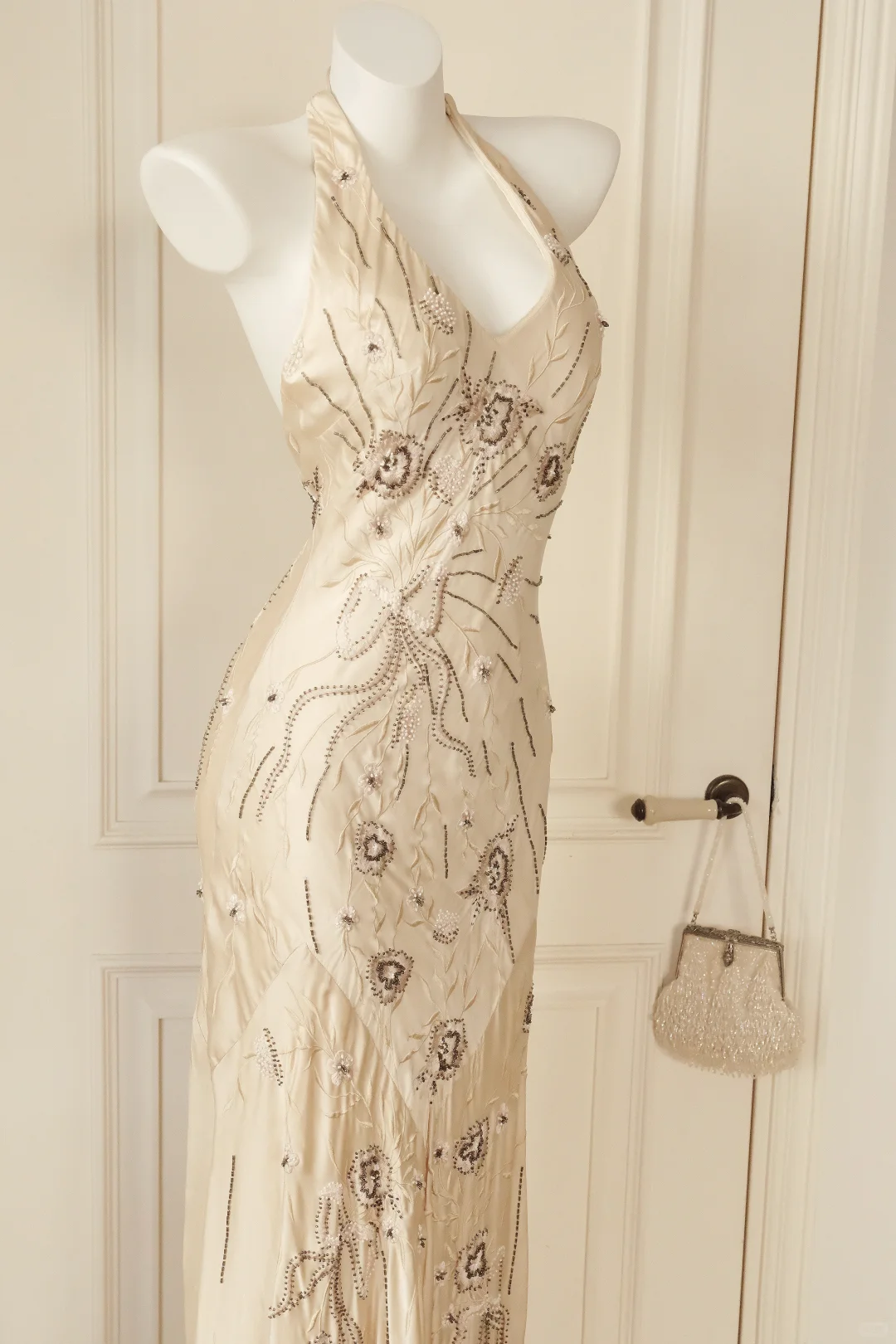 Women Vintage Long Mermaid Formal Dress Halter Neck V Neck Backless Champagne Satin Hand Beaded Floral Vine Embroidery Evening Gown gh9587