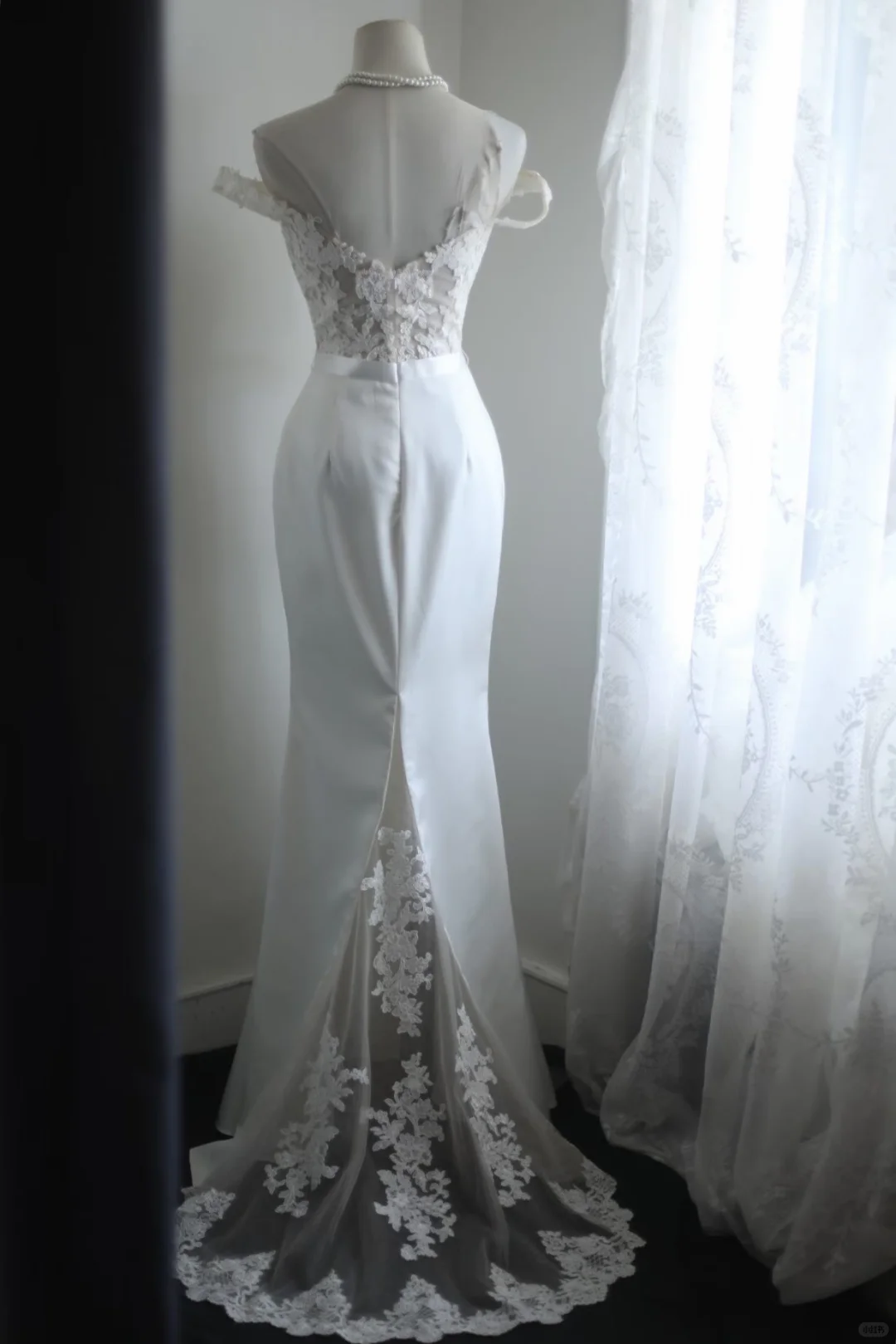Off‑the‑Shoulder Mermaid Wedding Dress, Vintage Lace Bodice Detachable Ruffle Sleeves Satin Waistband Slit Lace Train Bridal Gown gh9108