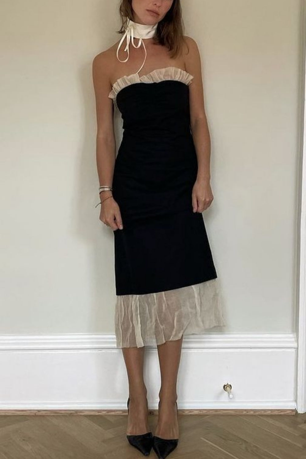 Robe bustier dos nu style vintage chic et élégant | Robe midi en tulle à volants contrastés noir et abricot, idéale pour une soirée romantique ou un rendez-vous galant (gh6442)