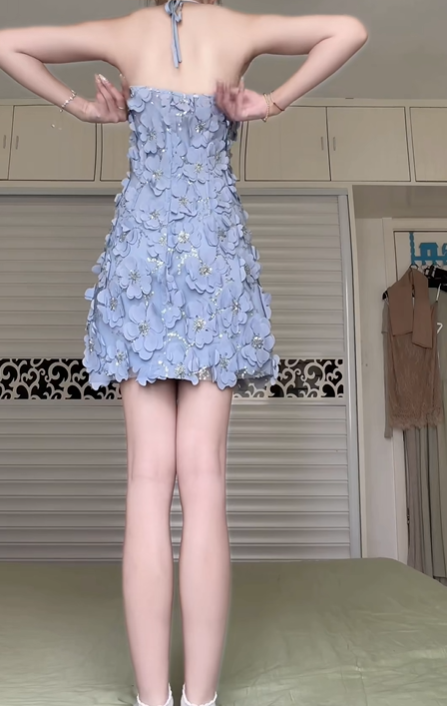 Charming Dusty Blue Halter Neck Short Homecoming Dress Sleeveless Cold‑Shoulder 3D Fabric Floral Appliques Rhinestone Detail Fitted A‑Line Mini Cocktail Gown for Prom Birthday Party Photoshoot gh8955