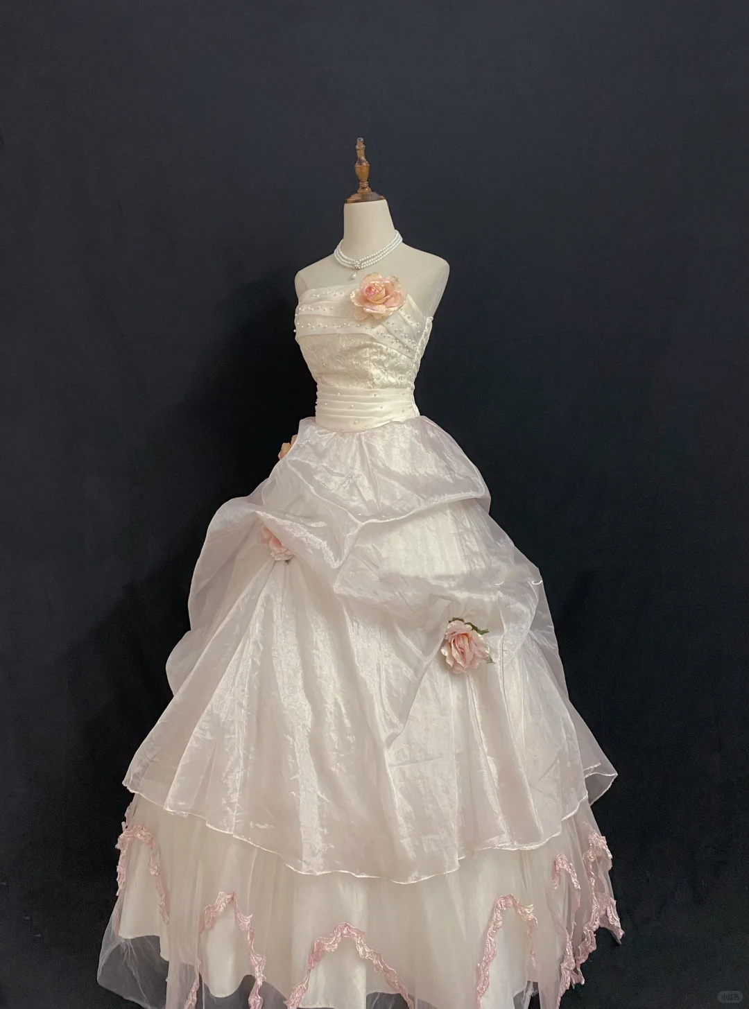 Off-White Strapless Romantic Wedding Dress, Cinched Waist, Voluminous Vintage Princess Skirt gh8320