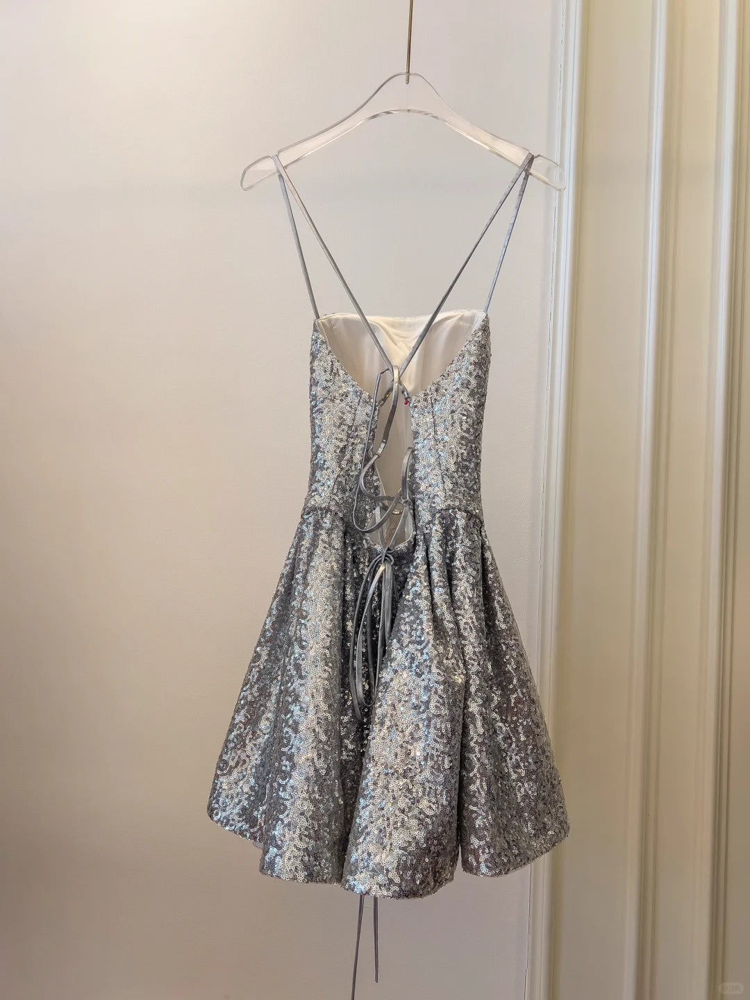 Silbernes glänzendes Nischen-Vintage-Kleid, kurzes Pailletten-Heimkehrkleid, Geburtstags-Cocktailpartykleid, gh4306