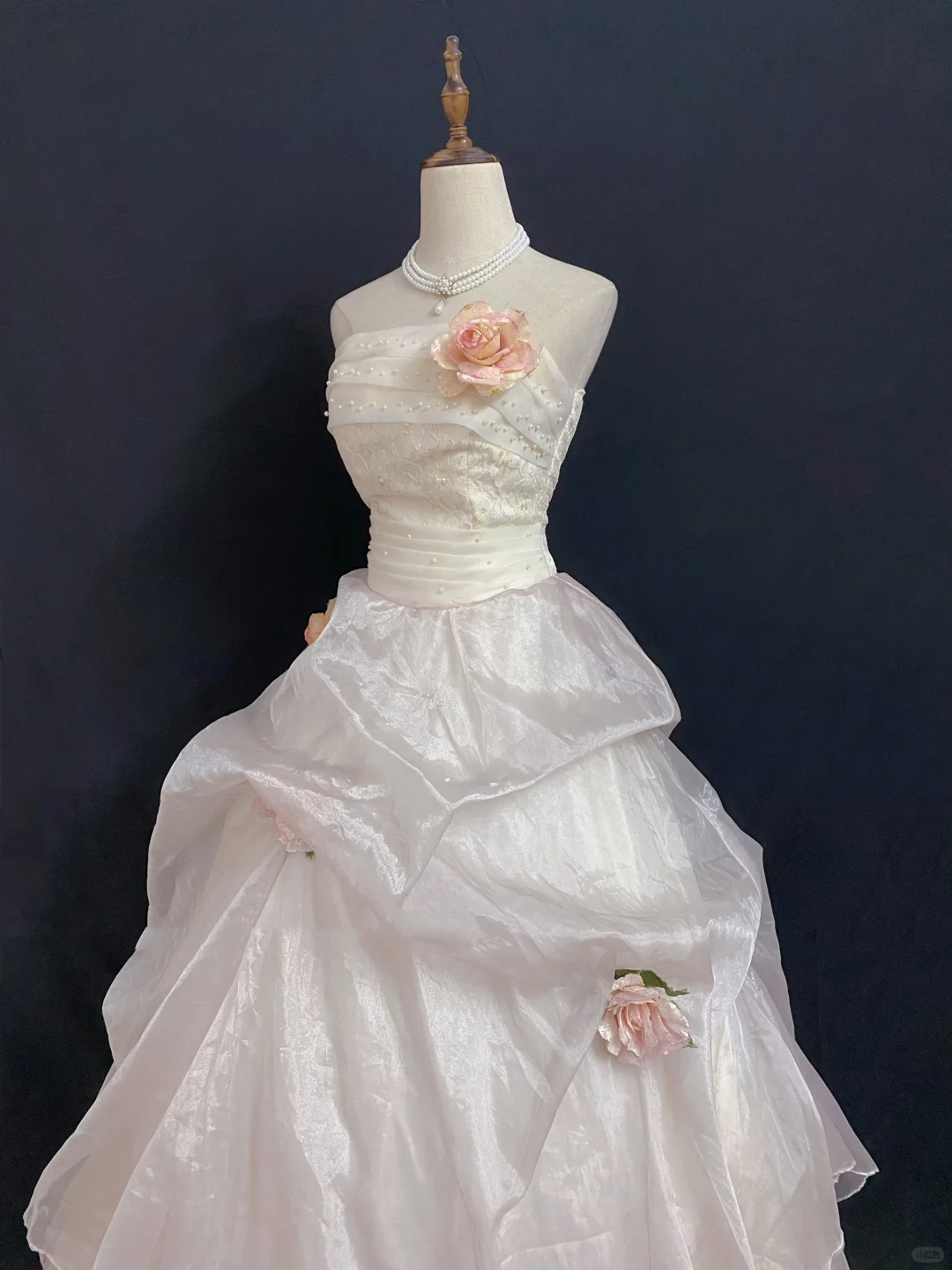 Off-White Strapless Romantic Wedding Dress, Cinched Waist, Voluminous Vintage Princess Skirt gh8320