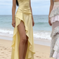 Robe longue jaune clair en satin à fines bretelles - Col en V, volants, fente haute - Idéale pour une garden-party, des vacances à la plage ou une soirée légère (gh6996)