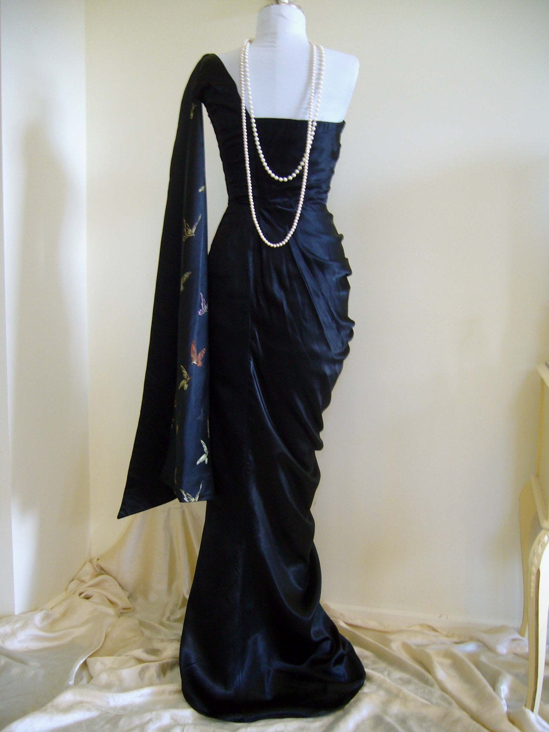 Girlhomeshops - Marineblaues Schmetterlings-Lang-Satin-Mode-One-Shoulder-Bodenlanges Ballkleid Abendkleid Abschlusskleid gh5197