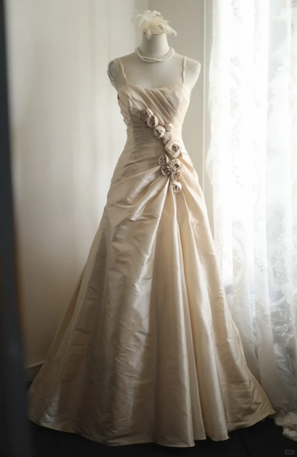 Champagne Spaghetti Strap A‑Line Wedding Dress, Square Neck Draped Ruched Bodice 3D Fabric Rose Appliqué Taffeta Bridal Gown gh9118