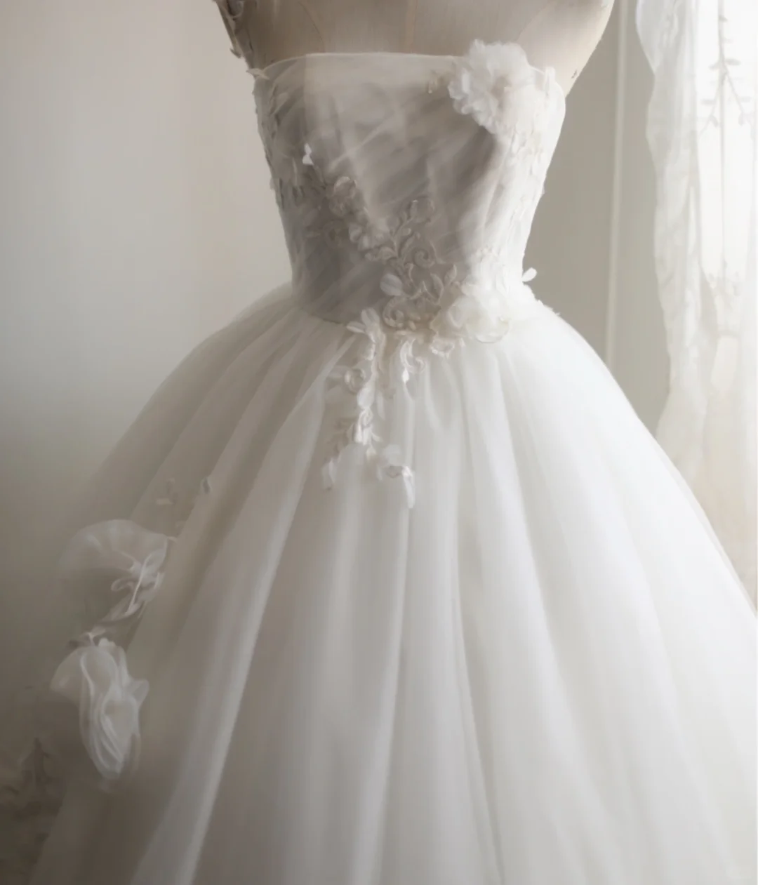 Strapless Ball Gown Wedding Dress, Sweetheart Neck Lace Embroidery 3D Floral Appliqué Two‑Layer Tulle Bridal Gown gh9123