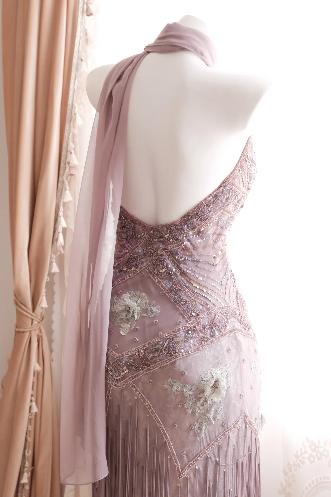 Women Dusty Pink Gatsby Style Evening Gown Halter Cowl Neck Hand-Beaded Lace Appliques Long Fringe Skirt with Matching Sheer Scarf gh9566