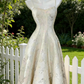 Champagnerfarbenes Jacquard-Kleid mit dünnen Spaghettiträgern und taillierter Silhouette – elegantes Abendkleid für leichte Abendveranstaltungen gh6959
